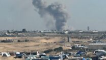 עשן לאחר תקיפה של צה״ל בדרום רצועת עזה. ארכיון. (צילום: TERS/Bassam Masoud)