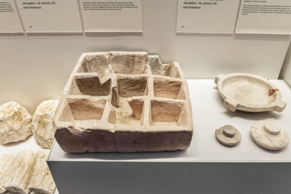 התיבה כפי שמוצגת באגף הארכיאולוגיה של מוזיאון ישראל (צילום: זוהר שמש, מוזיאון ישראל, ירושלים)