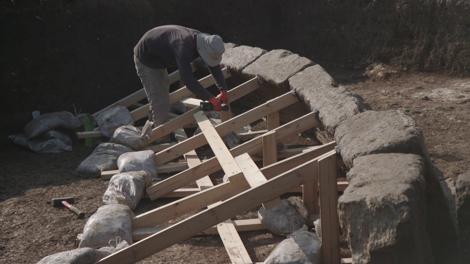 חפירת רשות העתיקות במגידו (צילום: אמיל אלג'ם, רשות העתיקות)