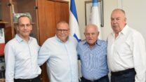 שר התיירות חיים כץ, יו"ר ההסתדרות ארנון בר-דוד, יו"ר נשיאות המגזר העסקי דובי אמיתי ונשיא התאחדות המלונות אלי כהן (צילום: דוברות ההסתדרות)