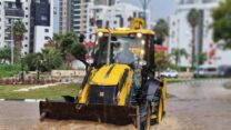 טרקטור גורף מים בהצפות בחדרה (צילום: עיריית חדרה)