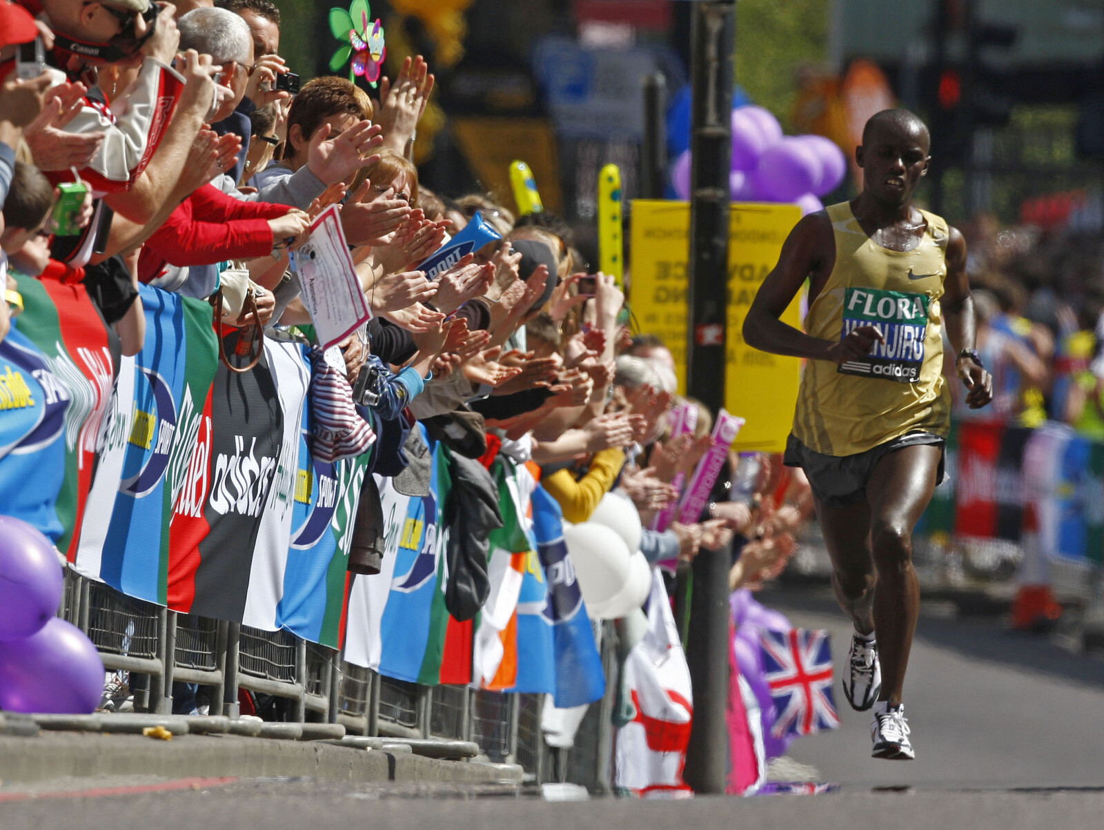סמואל ואנג'ירו מקניה רץ במרתון לונדון 2009 (צילום: Reuters/Eddie Keogh/UK SPOR ATHLETICS)