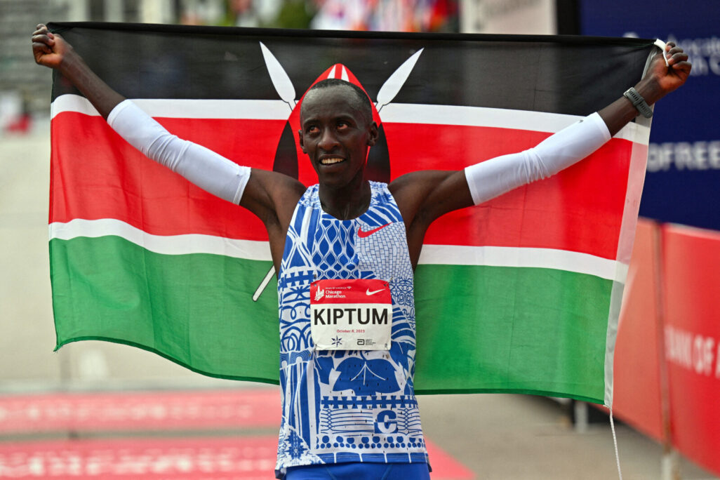 קלווין קיפטום מקניה לאחר שקבע שיא עולמי של 2:00:35 במרתון שיקגו 2023 (צילום: USA TODAY Sports via Reuters)