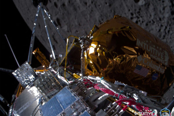 החללית 'אודיסאוס' עוברת ליד הצד הקרוב של הירח (צילום: Intuitive Machines/Handout via REUTERS)