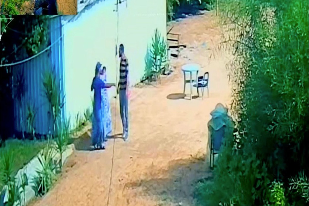 תיעוד שחשף דובר צה״ל שבו נראים בני משפחת ביבס בהגיעם לרצועת עזה לאחר חטיפתם (צילום: דובר צה״ל) תיעוד שחשף דובר צה״ל שבו נראים בני משפחת ביבס בהגיעם לרצועת עזה לאחר חטיפתם (צילום: דובר צה״ל)