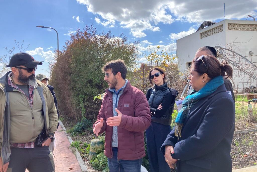 השליחה המיוחדת לנושא אלימות מינית באו"ם (מימין) בביקור בקיבוץ בארי (צילום: משרד החוץ)