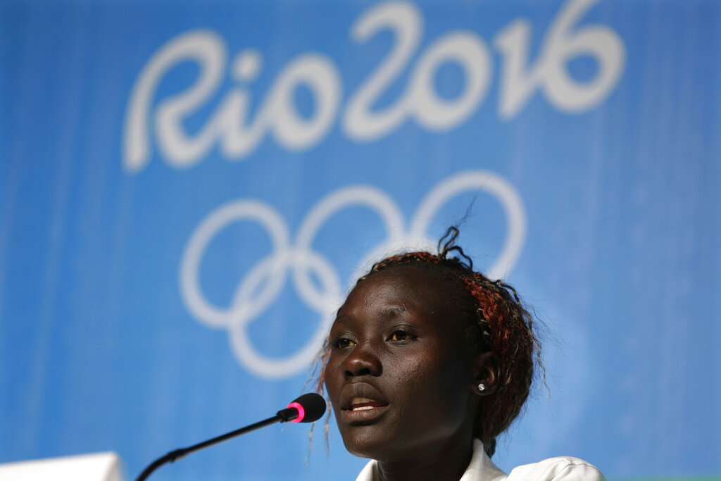 אנג'לינה לוהליט במסיבת עיתונאים של נבחרת הפליטים באולימפיאדת ריו (צילום: AP/Peter Morgan)