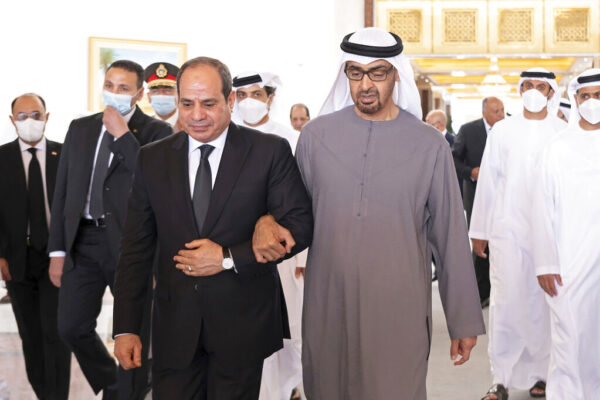 נשיא מצרים א-סיסי עם נשיא איחוד האמירויות מוחמד בן-זאיד (צילום ארכיון: מוחמד אל-חמדי/AP)
