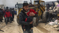 ניצולים מרעידת האדמה באידליב, סוריה (צילום: AP Photo/Ghaith Alsayed, File)