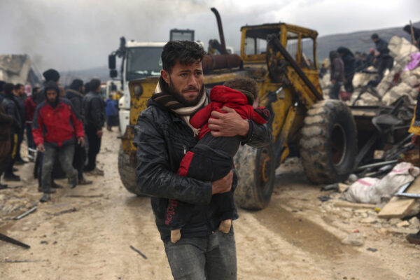ניצולים מרעידת האדמה באידליב, סוריה (צילום: AP Photo/Ghaith Alsayed, File)