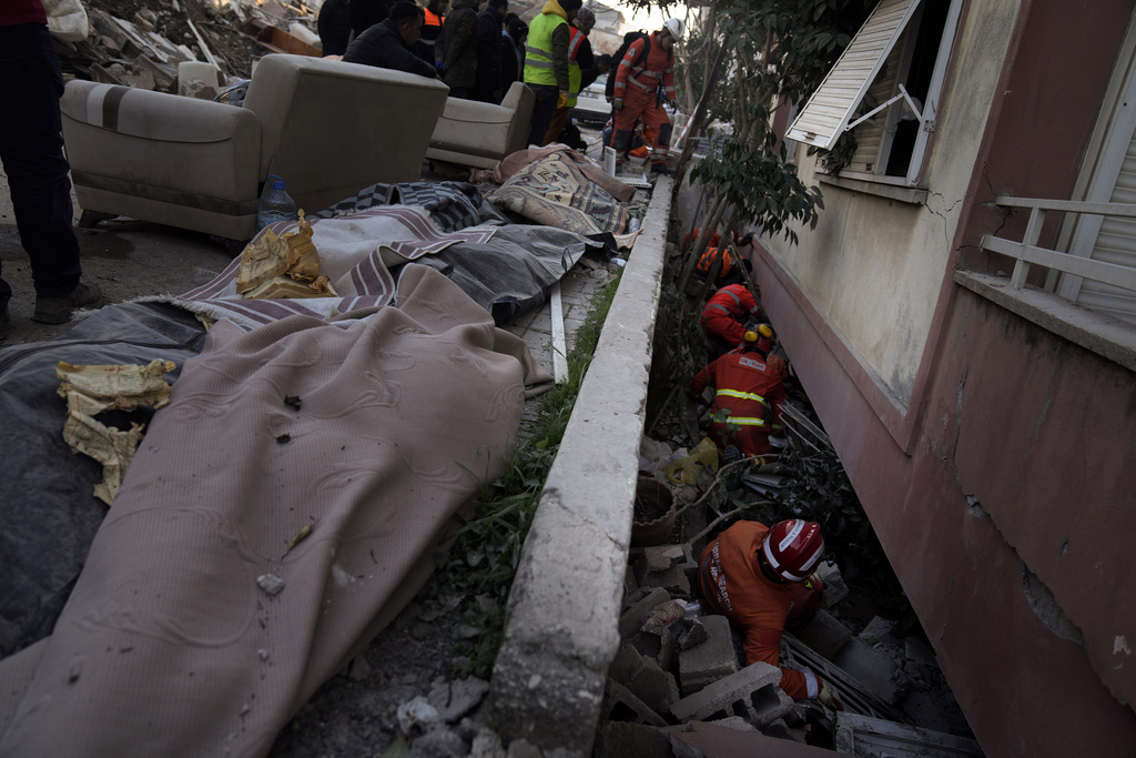 כוחות חילוץ באנטקיה, טורקיה (צילום: AP Photo/Khalil Hamra, File)
