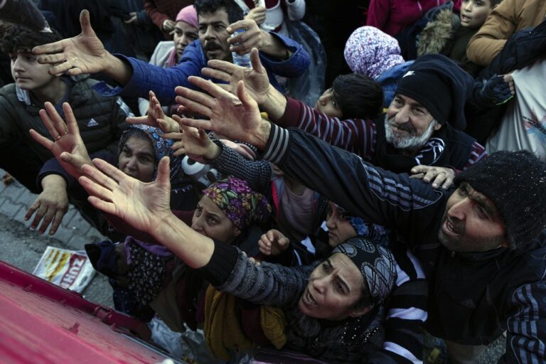 המונים משוועים לסיוע הומניטרי באנטקיה, טורקיה (צילום: AP Photo/Khalil Hamra, File)
