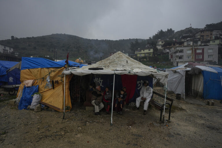 מגורים זמניים באנטקיה, טורקיה. מיליונים נעקרו מבתיהם (צילום: AP Photo/Khalil Hamra)