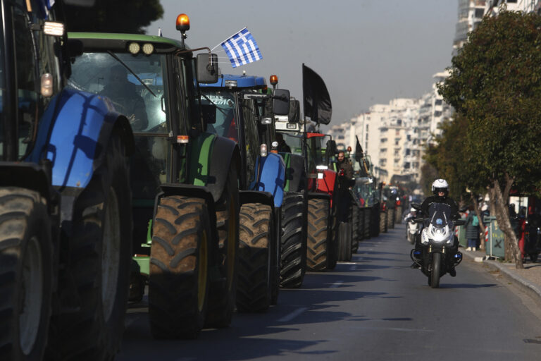 חקלאים יוונים מפגינים בסלוניקי. &quot;עשינו את הצעד שלנו ועכשיו אנחנו מחכים לראות מה תהיה התוצאה&quot; (צילום: AP Photo/Giannis Papanikos)
