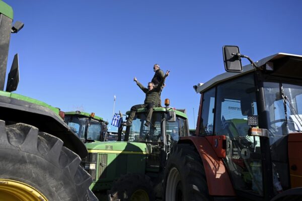 חקלאי יוון על טרקטורים (צילום: AP Photo/Giannis Papanikos)