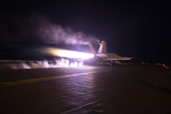 מטוס ממריא מנושאת המטוסים אייזנאוור בים סוף (צילום: Kaitlin Watt/U.S. Navy via AP)