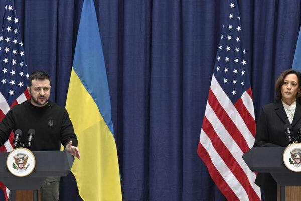 סגנית נשיא ארה&quot;ב, קמאלה האריס ונשיא אוקראינה וולודימיר זלנסקי, בוועידת הביטחון במינכן (צילום: Tobias Schwarz/Pool via AP)
