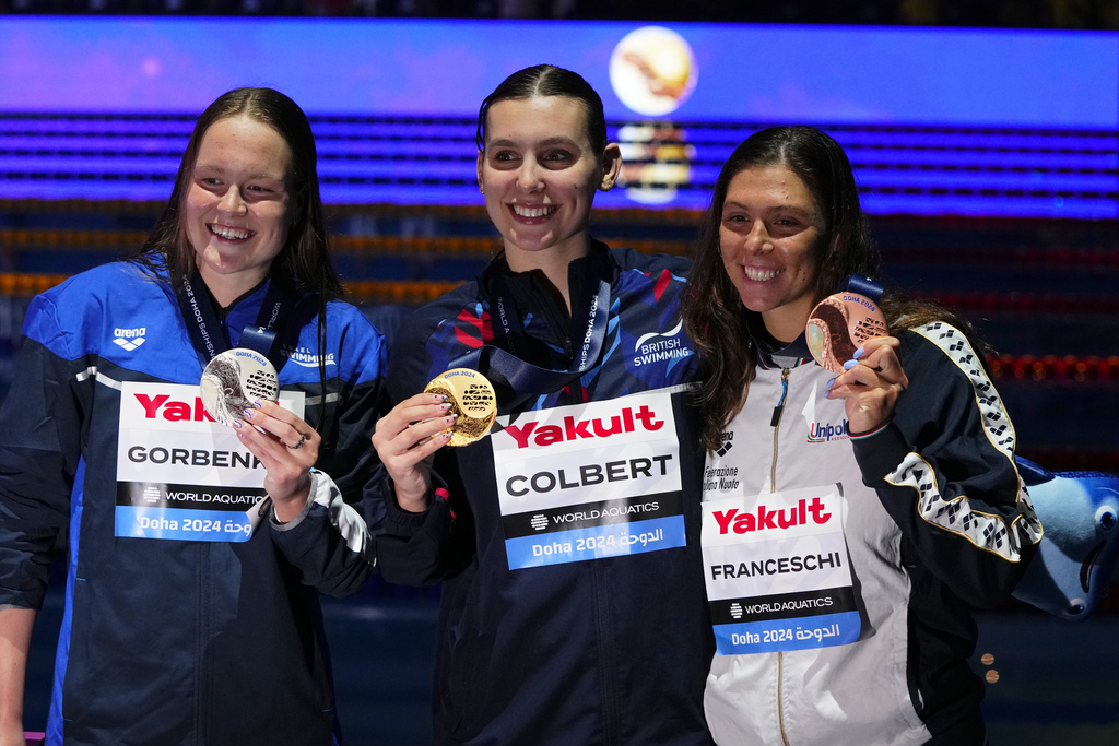 אנסטסיה גורבנקו (משמאל) על הפודיום עם מדליית הכסף באליפות העולם בשחייה, במשחה ל-400 מטר מעורב אישי (צילום: AP/Hassan Amar)