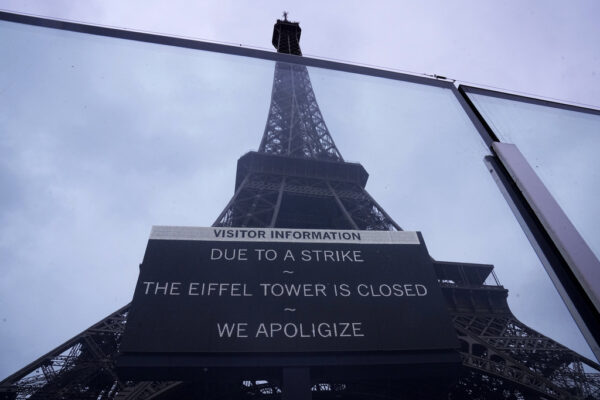 הודעה על השביתה במגדל אייפל (צילום: AP Photo/Michel Euler)