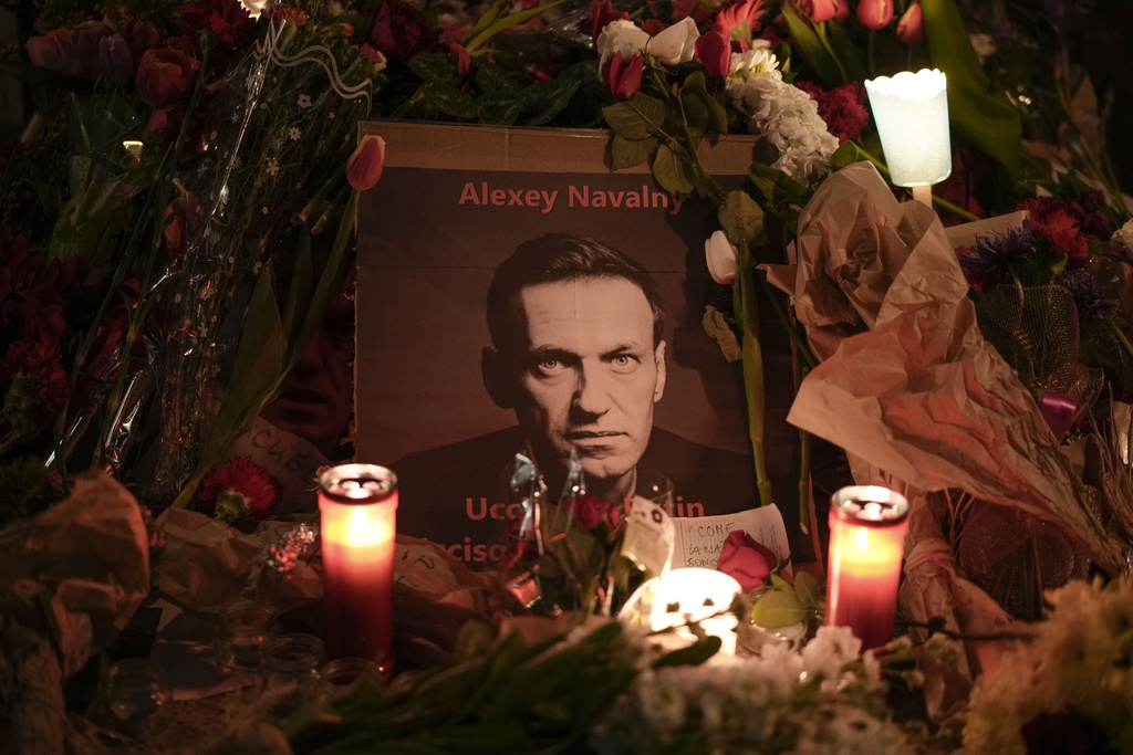 אנדרטה מאולתרת לזכרו של אלכסיי נבלני (צילום: AP Photo/Andrew Medichini)