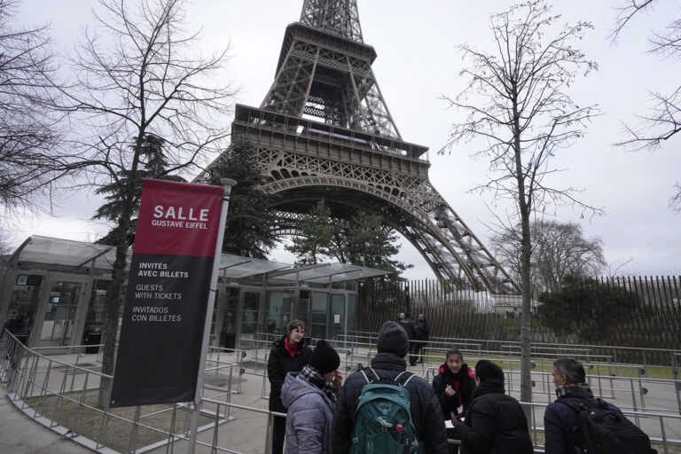 מבקרים במגדל אייפל. האתר נסגר והמטיילים נותרו בחוץ (צילום: AP Photo/Michel Euler)