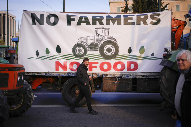 שלט מחאה של החקלאים מול הפרלמנט באתונה: &quot;אין חקלאים, אין אוכל&quot; (צילום: AP Photo/Thanassis Stavrakis)