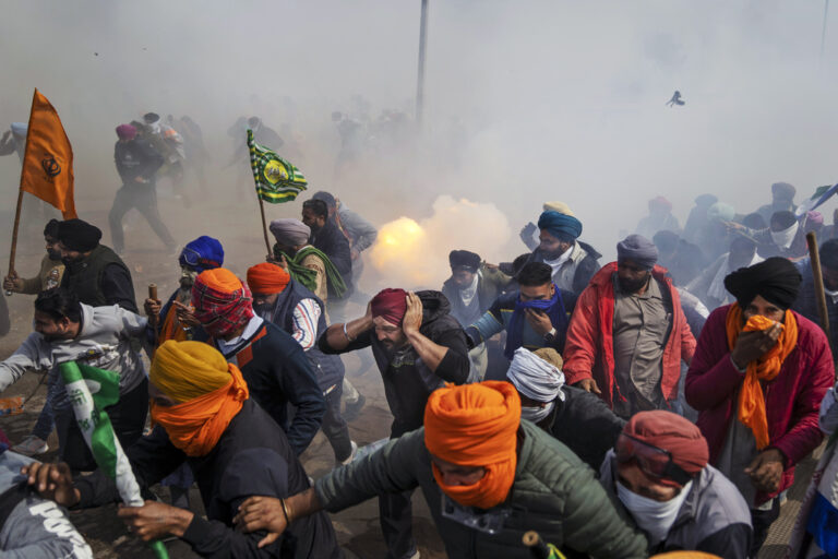 משטרת הודו מפזרת הפגנת חקלאים בפנג'אב באמצעות גז מדמיע. &quot;אסור לממשלה לחשוב שהיא יכולה להפחיד את החקלאים&quot; (צילום: AP Photo/Altaf Qadri)