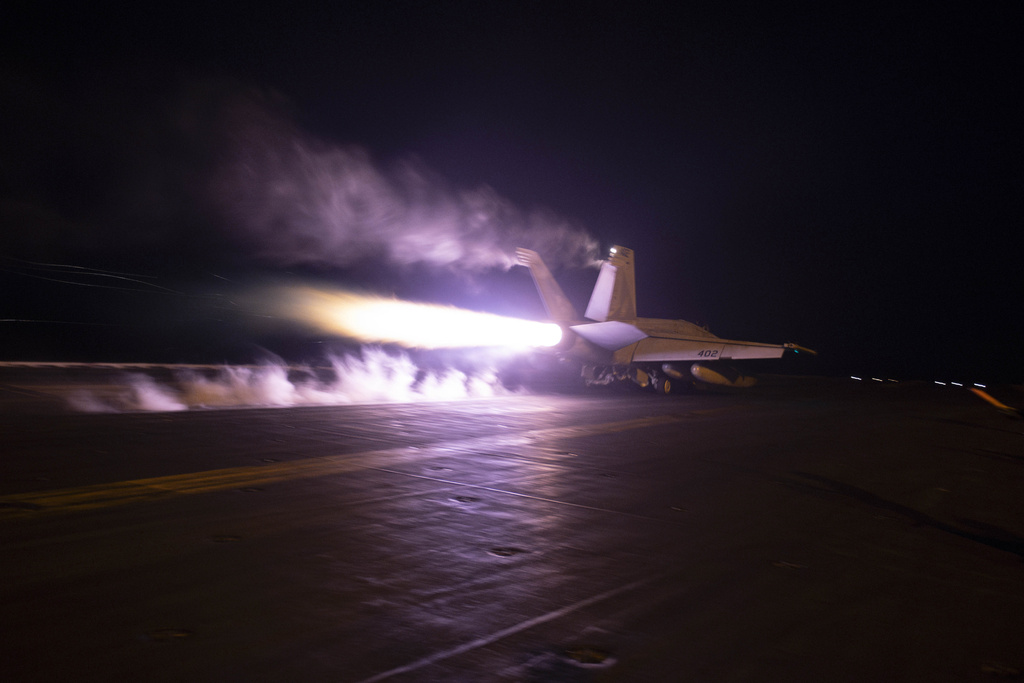 מטוס קרב אמריקני ממריא מנושאת המטוסים דווייט אייזנהאוור בים האדום (צילום: Kaitlin Watt/U.S. Navy via AP)
