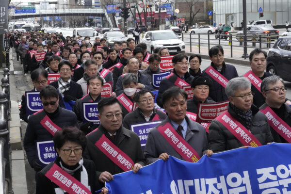 גיוס רופאים צבאיים וקו חם לשוברי שביתה: ממשלת קוריאה הדרומית נגד 12 אלף מתמחים