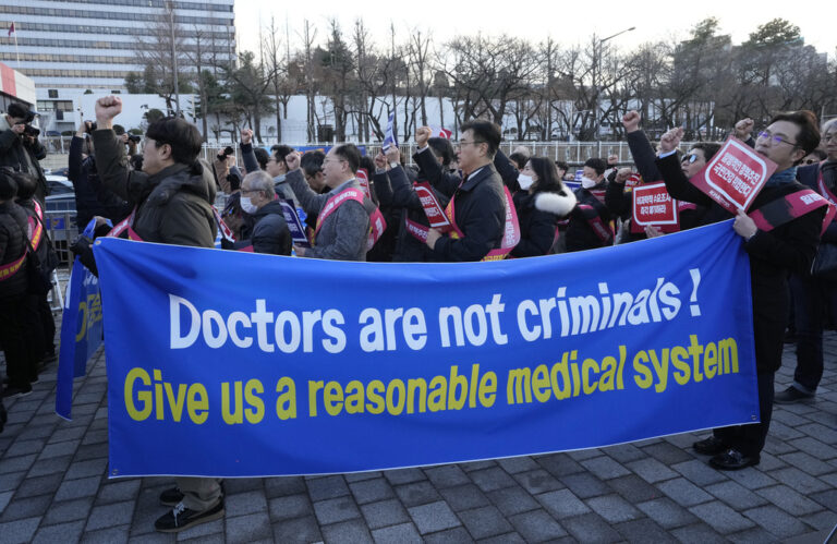 &quot;רופאים אינם פושעים &#8211; תנו לנו מערכת בריאות סבירה&quot; (צילום: AP Photo/Ahn Young-joon)