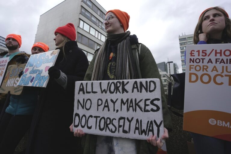 &quot;כל העבודה הזו בלי תוספת שכר &#8211; והרופאים בורחים&quot; (צילום: AP Photo/Kin Cheung)