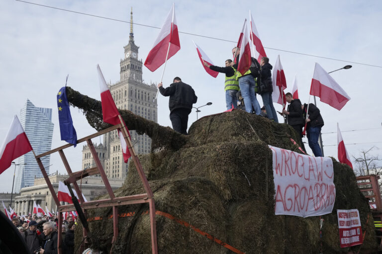 חקלאים פולנים מפגינים בבירה ורשה. דורשים להפסיק את הייבוא מאוקראינה (צילום: AP Photo/Czarek Sokolowski)