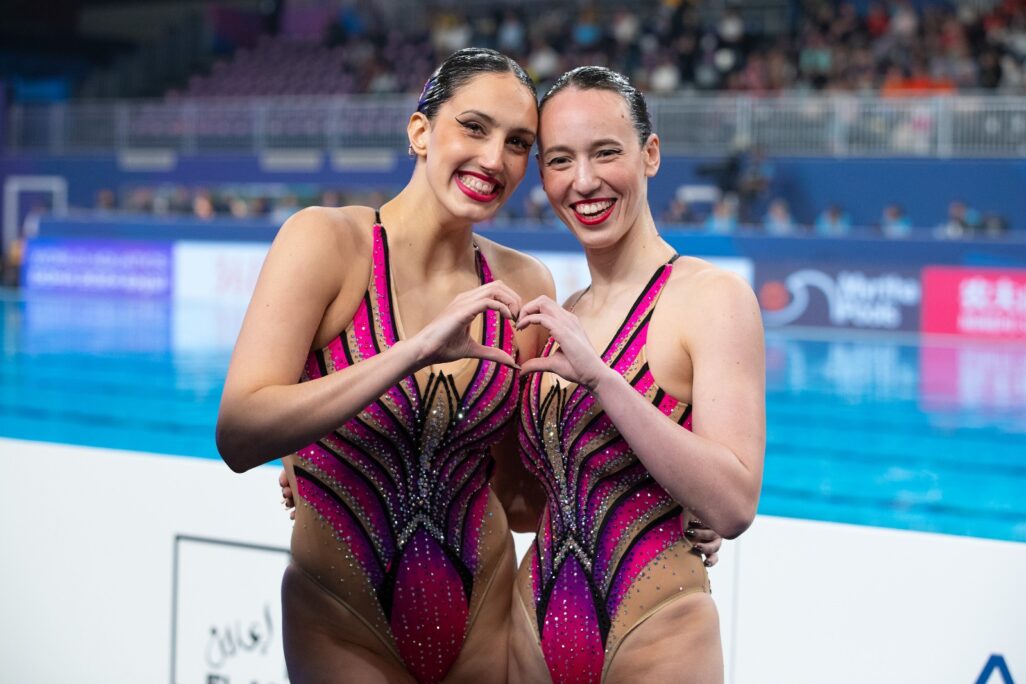 שלי בובריצקי (מימין) ואריאל נשיא באליפות העולם בשחייה אומנותית המתקיימת בקטאר (צילום: סימונה קסטרווילארי, איגוד השחייה)