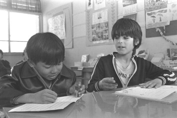 ילדים פליטים מוייאטנאם בשיעור בישראל (צילום: יעקב סער/לע"מ)