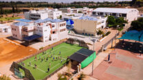 תלמידים משחקים כדורגל בבית הספר (צילום אילוסטרציה: מתניה טאוסיג/פלאש 90)