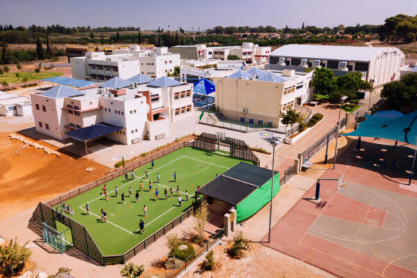 תלמידים משחקים כדורגל בבית הספר (צילום אילוסטרציה: מתניה טאוסיג/פלאש 90)