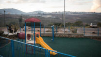 גן משחקים במטולה על רקע הגבול עם לבנון (צילום ארכיון: הדס פרוש/פלאש90)