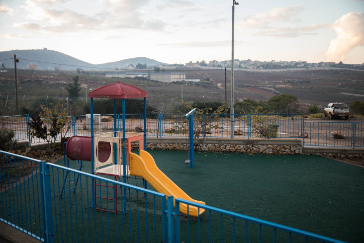 גן משחקים במטולה על רקע הגבול עם לבנון (צילום ארכיון: הדס פרוש/פלאש90)