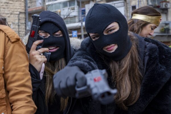 נערות מחופשות לרעולי פנים חמושים בפורים (צילום ארכיון: אוליבייה פיטוסי/פלאש90)