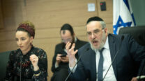 יו"ר ועדת הפנים יעקב אשר והשרה להגנת הסביבה עידית סילמן בישיבת הוועדה (צילום: יונתן זינדל/פלאש90)
