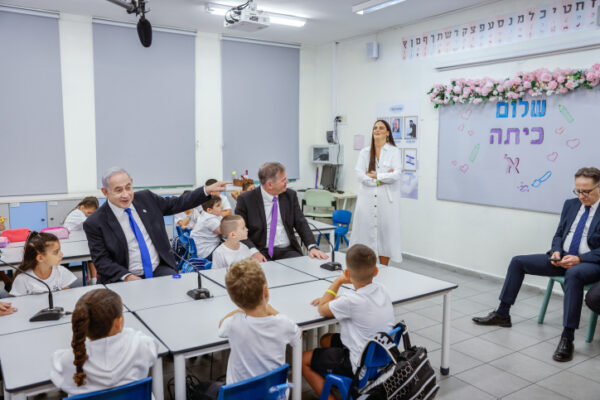 ראש הממשלה בנימין נתניהו ושר החינוך יואב קיש בפתיחת שנת הלימוד  במעלה אדומים (צילום: אוליבר פיטוסי, פול)