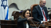 השרה מאי גולן נואמת במליאת הכנסת (צילום: יונתן זינדל / פלאש 90)