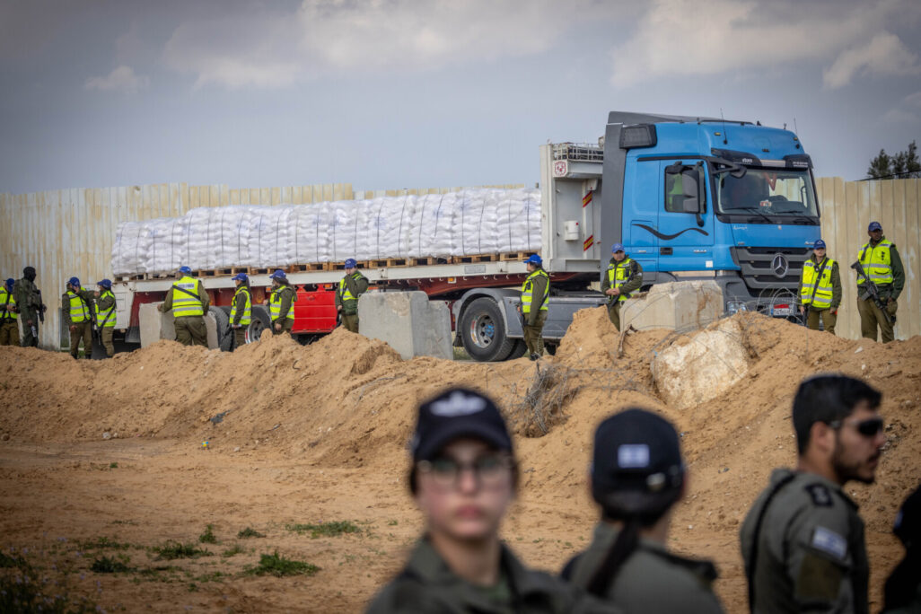 משאית סיוע הומניטרי בדרך לרצועת עזה (צילום: חיים גולדברג, פלאש90)