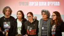 שרון אלוני קוניו (מימין), עדינה משה, ניל"י מרגלית, סהר קלדרון ואביבה סיגל, ששוחררו משבי חמאס, בקריאה לממשלה לפעול להחזרת החטופים שנותרו בשבי חמאס (אבשלום ששוני / פלאש 90)