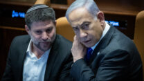 ראש הממשלה בנימין נתניהו ושר האוצר בצלאל סמוטריץ' בהצבעה על תקציב המדינה (צילום יונתן זינדל/ פלאש 90)