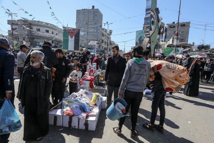 פלסטינים ברצועת עזה עורכים קניות במהלך המלחמה (צילום: עאבד רחים כאתיב/ פלאש90)