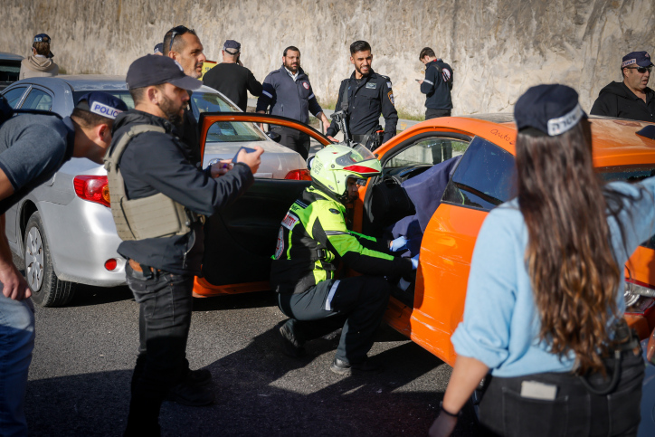 זירת פיגוע ירי בכביש 1, ליד מעלה אדומים (צילום חיים גולדברג/פלאש90)