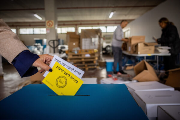הצבעה בבחירות המקומיות 2024 (צילום אילוסטרציה: יונתן סינדל / פלאש 90)