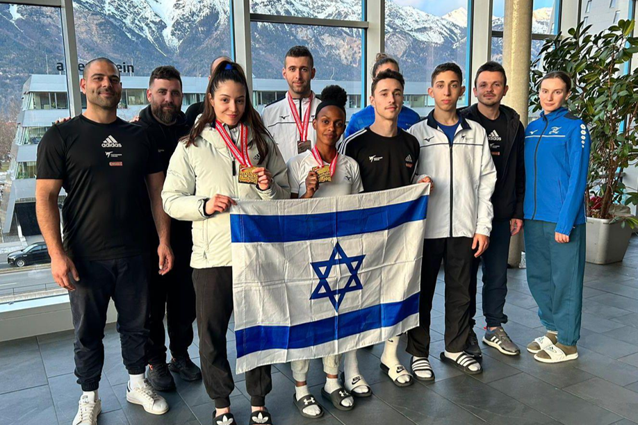 נבחרת הטאקוונדו עם המדליות בסבב העולמי באינסברוק אוסטריה (צילום: איגוד הטאקוונדו בישראל)