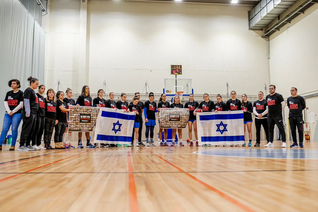 נבחרת הנשים בכדורסל בטקס לציון 4 חודשים לטבח ב-7 באוקטובר (צילום: איגוד הכדורסל בישראל)